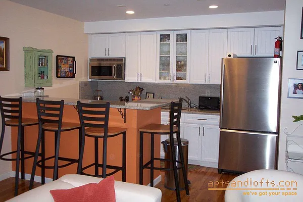 Rented by aptsandlofts.com | media 12