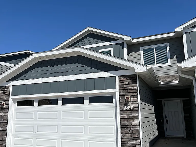 233 NW Greenway Pl — Photo 1