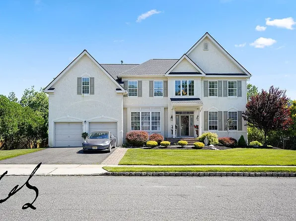 3 Palomino Dr, Marlton, NJ 08053