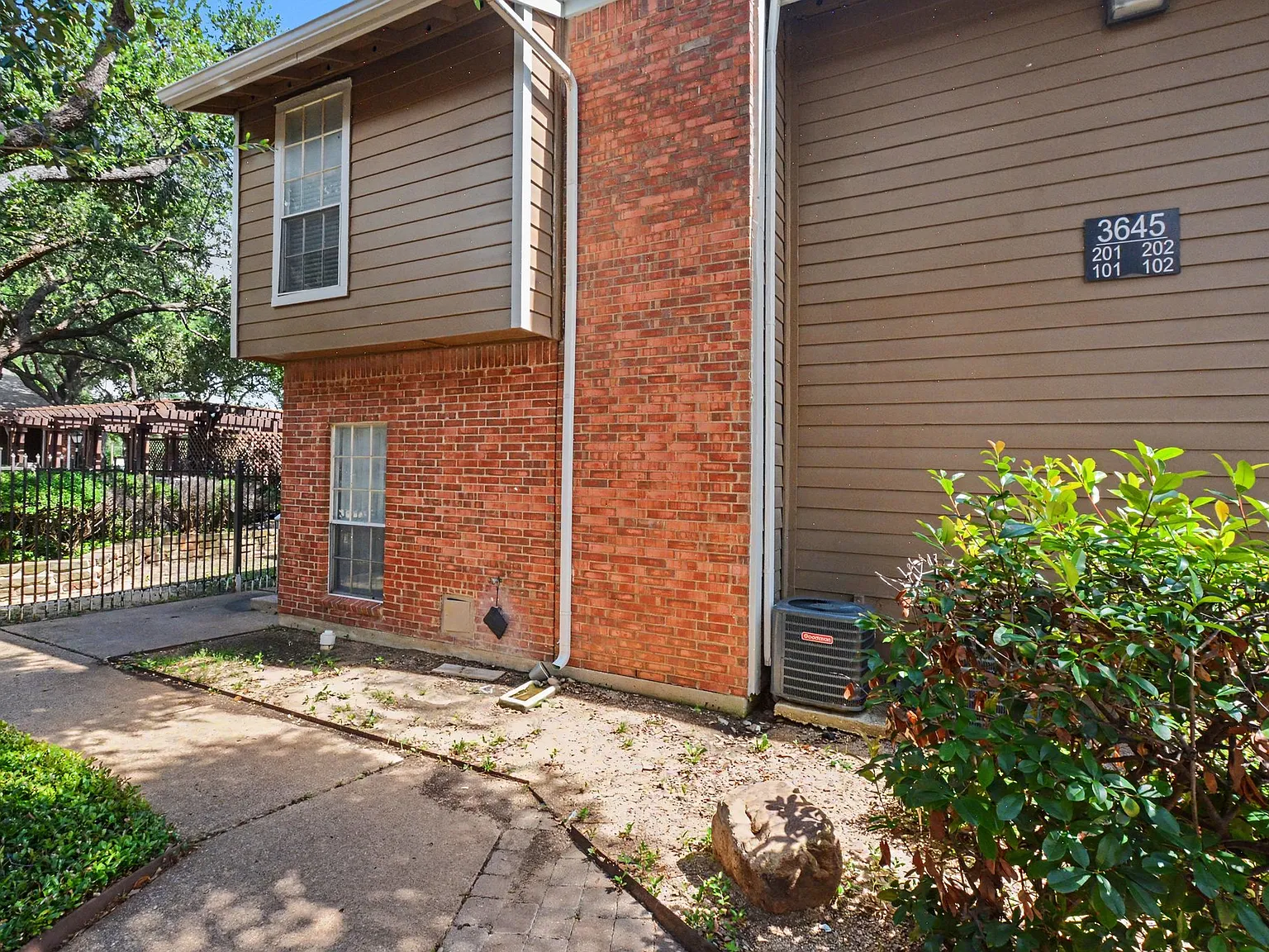 2 bed, 947 sqft, $1,650 — Photo 1