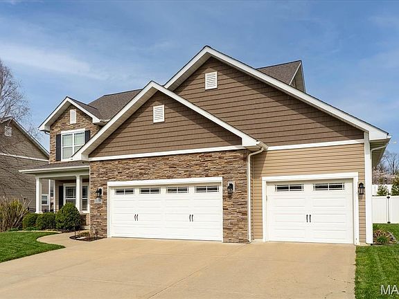3rd image of 906 Moorfield Park Dr
