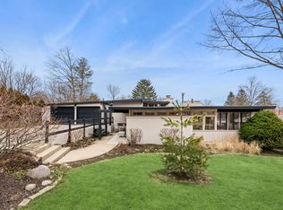 77 Lakeview Dr, Lake Geneva, WI 53147