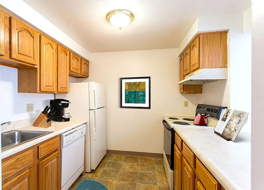 Riverton Knolls Apartment and Townhomes — Photo 3