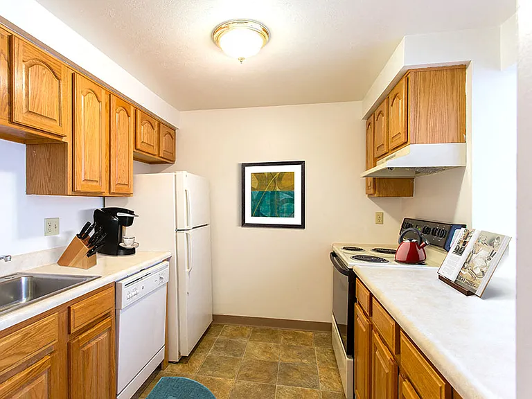 Riverton Knolls Apartment and Townhomes — Photo 3