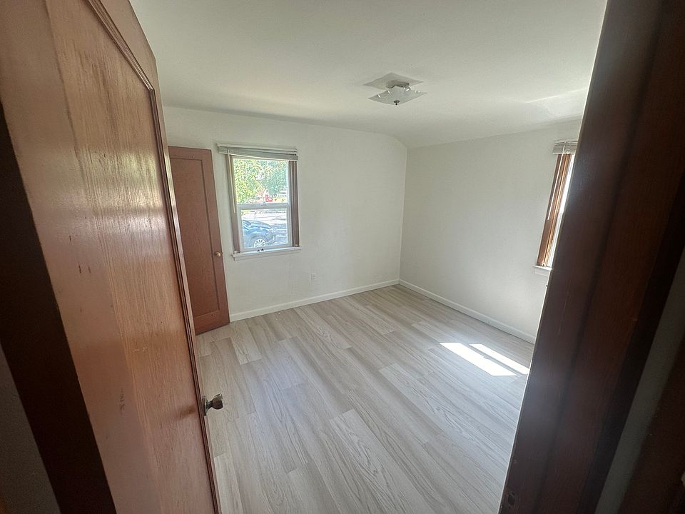 2nd image of 322 Curtis St