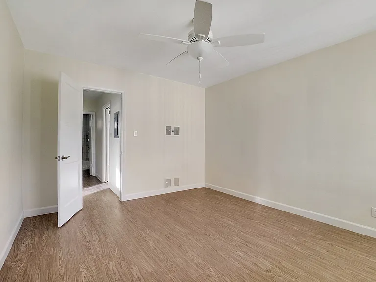 5300 Vantage Ave — Photo 15