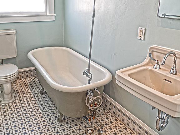 Claw foot tub