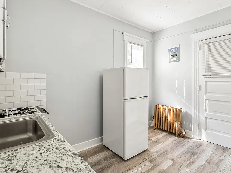 405 E 6th St #4 — Photo 8