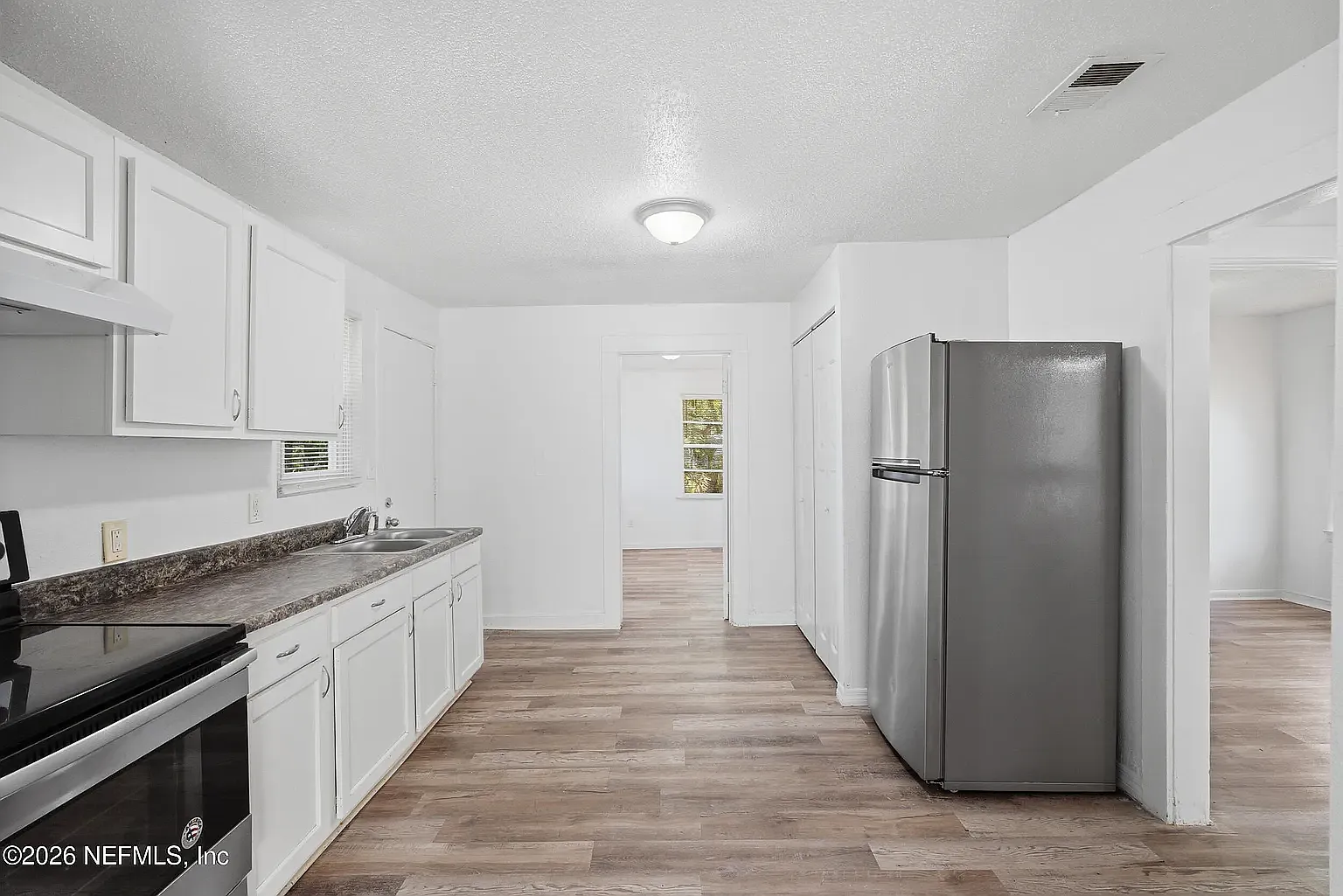 3 bed, 1002 sqft, $1,425 — Photo 4