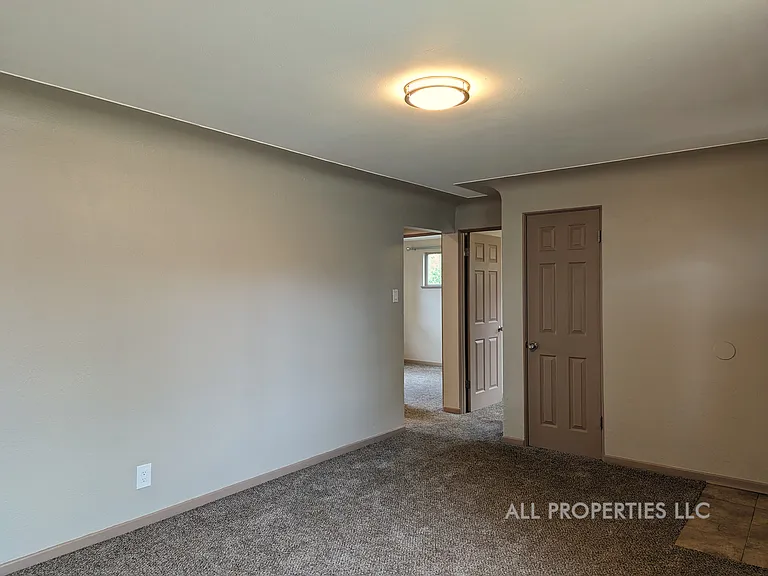 1005 N Newton St — Photo 7