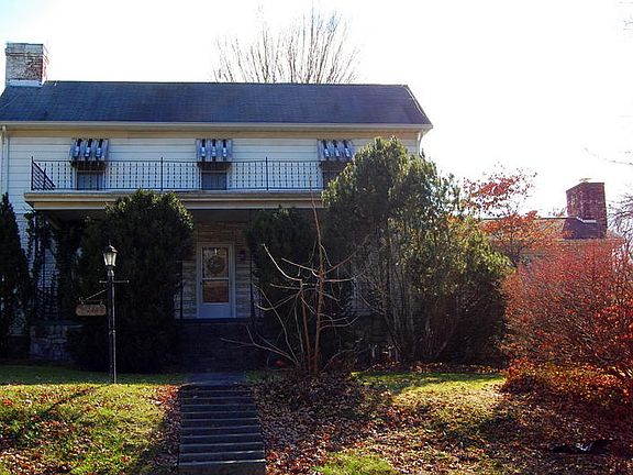 3rd image of 210 Holt Ln