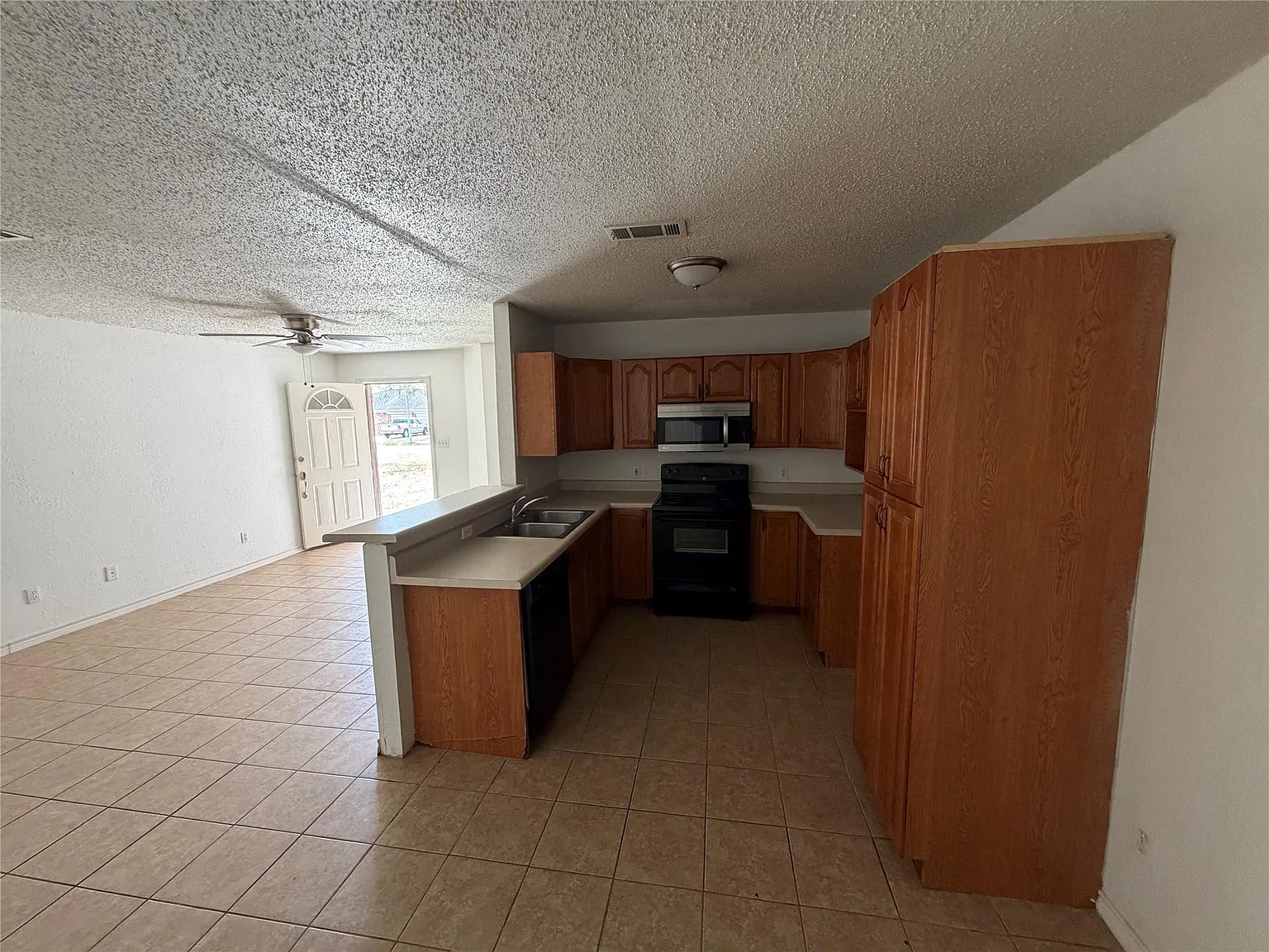 4 bed, 2.0 bath, 1477 sqft, $2,100 — Photo 3
