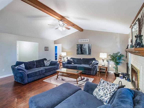 4th image of 26161 Mapleridge Dr