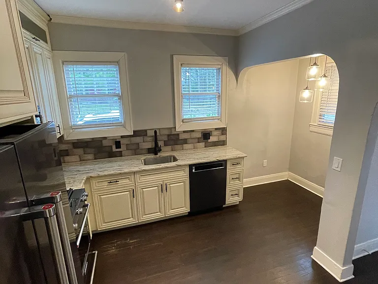 702 W Warren Ave — Photo 13