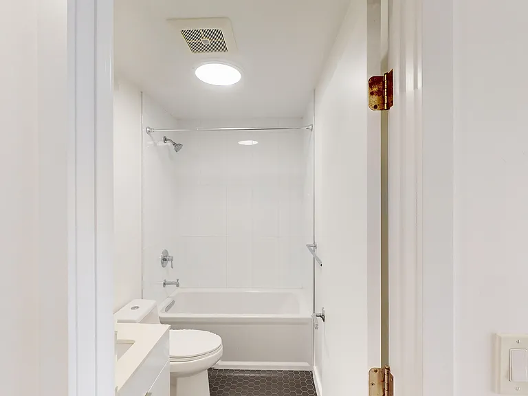 1085 S Van Ness Ave — Photo 4