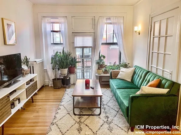 410 W Surf St #2, Chicago, IL 60657