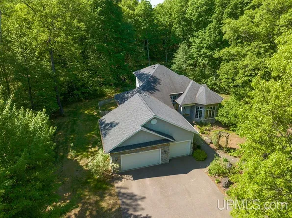 205 Huron Woods Dr, Marquette, MI 49855