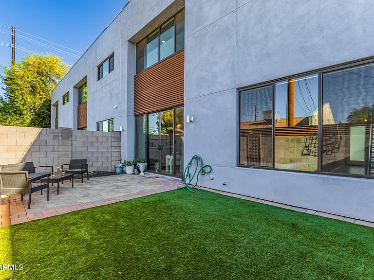 2740 E Roma Ave — Photo 43