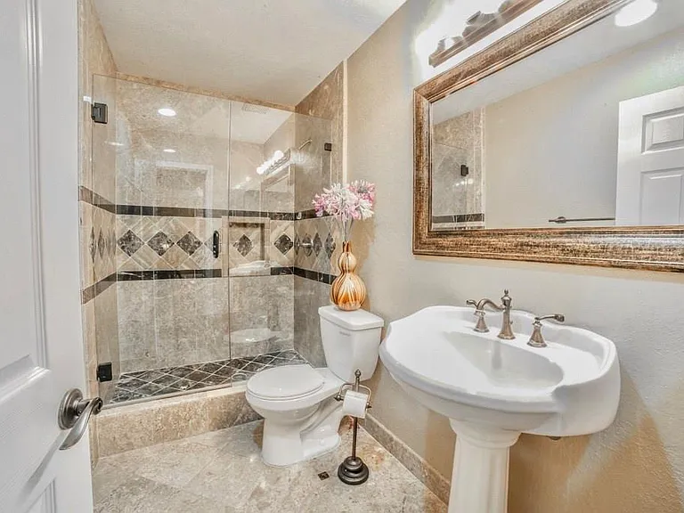 23732 Hillhurst Dr #23 — Photo 3
