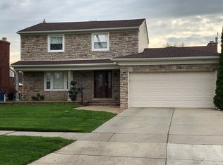 27229 Rochelle St, Dearborn Heights, MI 48127