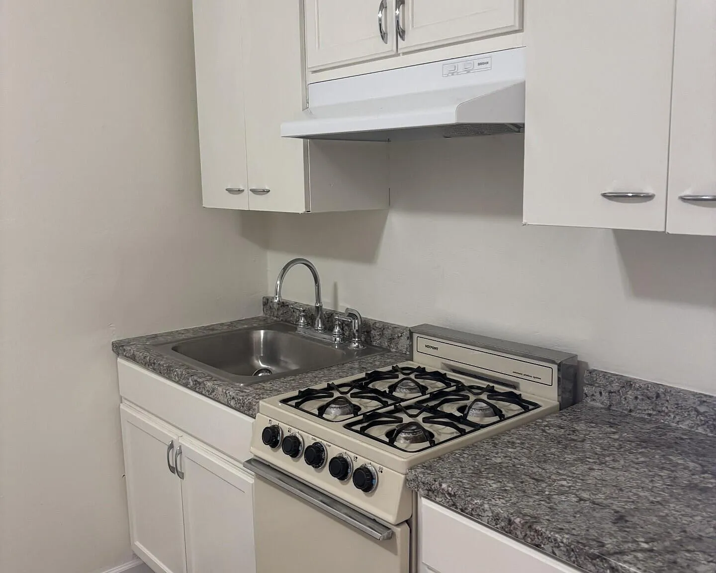 1 bed, 1.0 bath, 400 sqft, $900 — Photo 1