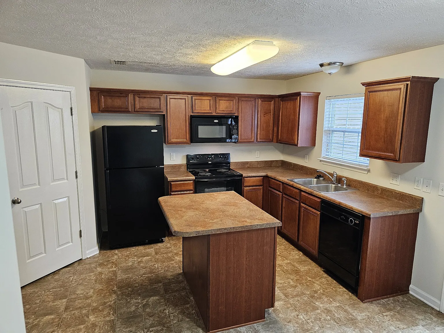 2 bed, 2.5 bath, 1120 sqft, $1,800 — Photo 3