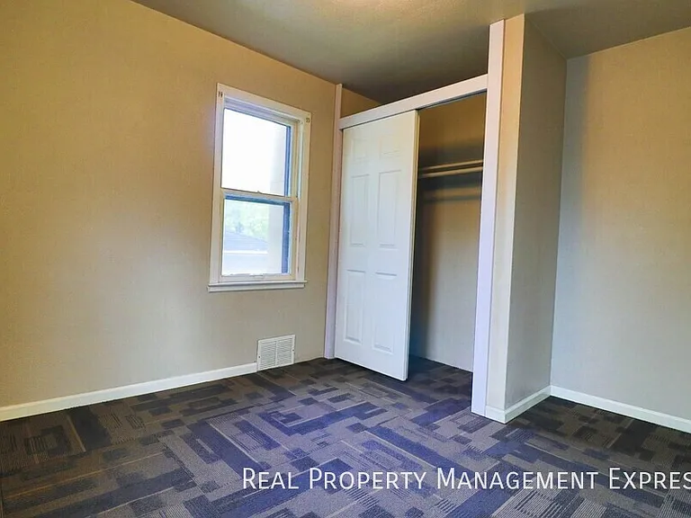 2905 E 19th St — Photo 10