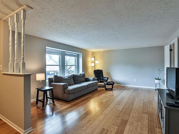 3rd image of 997 Woodlyn Dr N