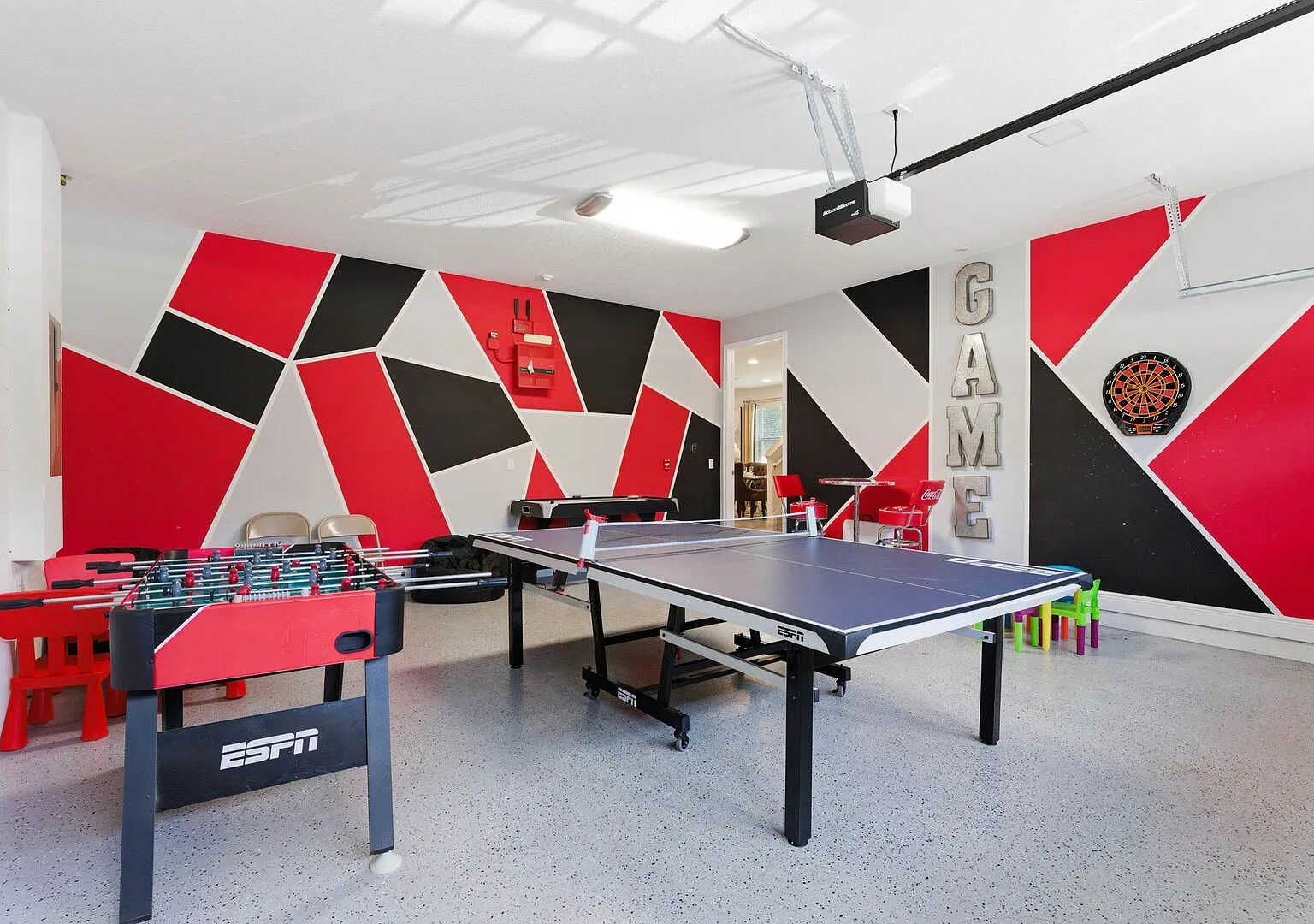 Chic 8BR All Suites with Pool and Game Room — Photo 2