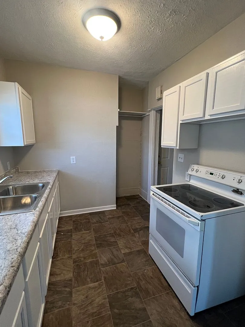 3 Bedroom/ 1 Bathroom $1050 — Photo 4