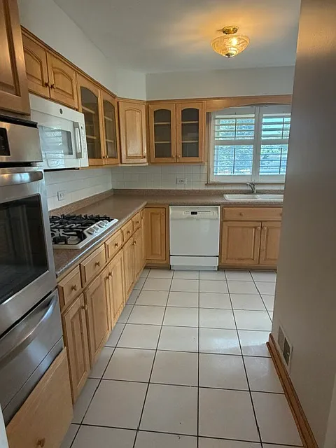 5 bed, 2.5 bath, 1683 sqft, $4,578 — Photo 4