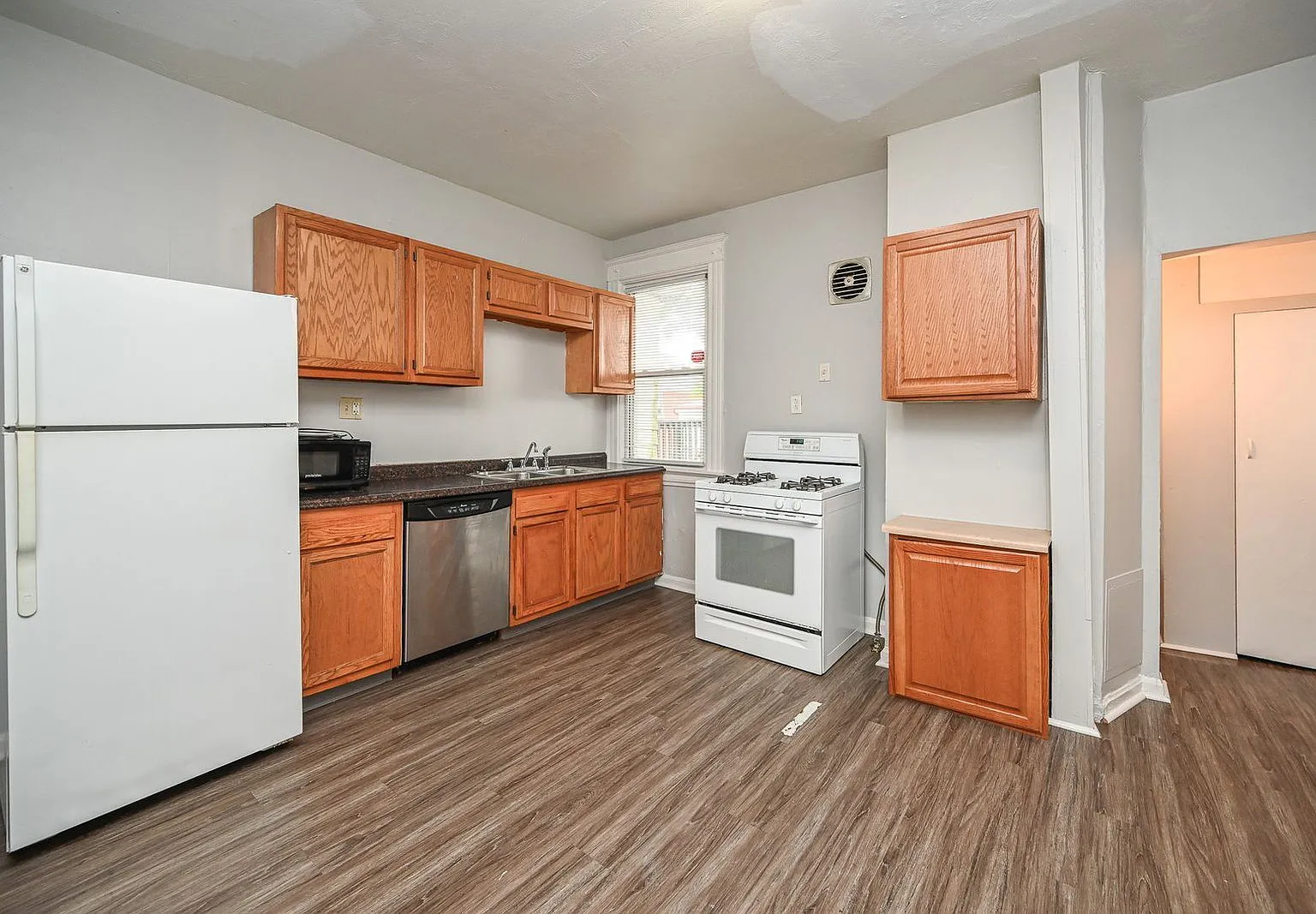 3 bed, 1.0 bath, 1416 sqft, $2,199 — Photo 1