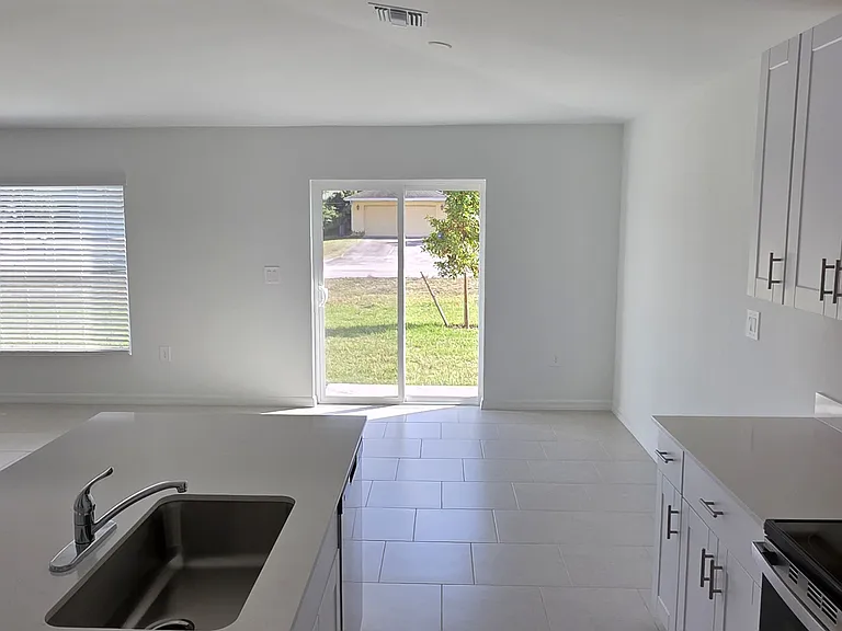 387 Martineau Cir — Photo 4