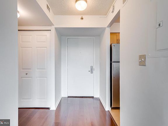 3rd image of 10101 Grosvenor Pl APT 507