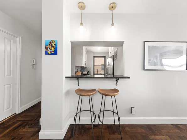 233 East 69th Street image 4 of 15