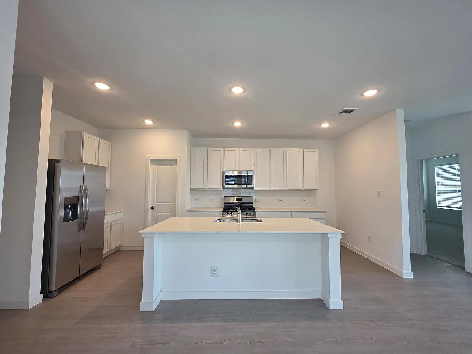 4 bed, 1896 sqft, $1,950 — Photo 4