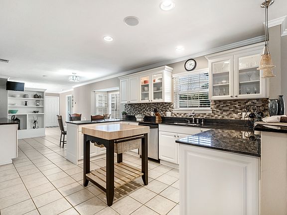 5th image of 408 Timberline Dr N