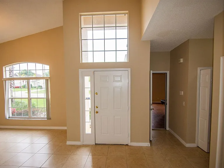 421 Lockbreeze Dr — Photo 3
