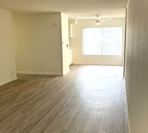 3rd image of 304-1134 N Clark St #40