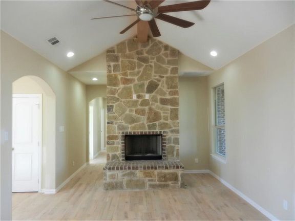 3rd image of 3424 Chinaberry Ln