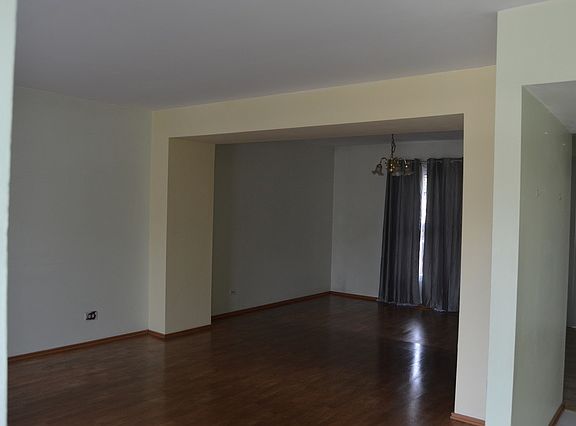 2nd image of 821 Somerset Cir