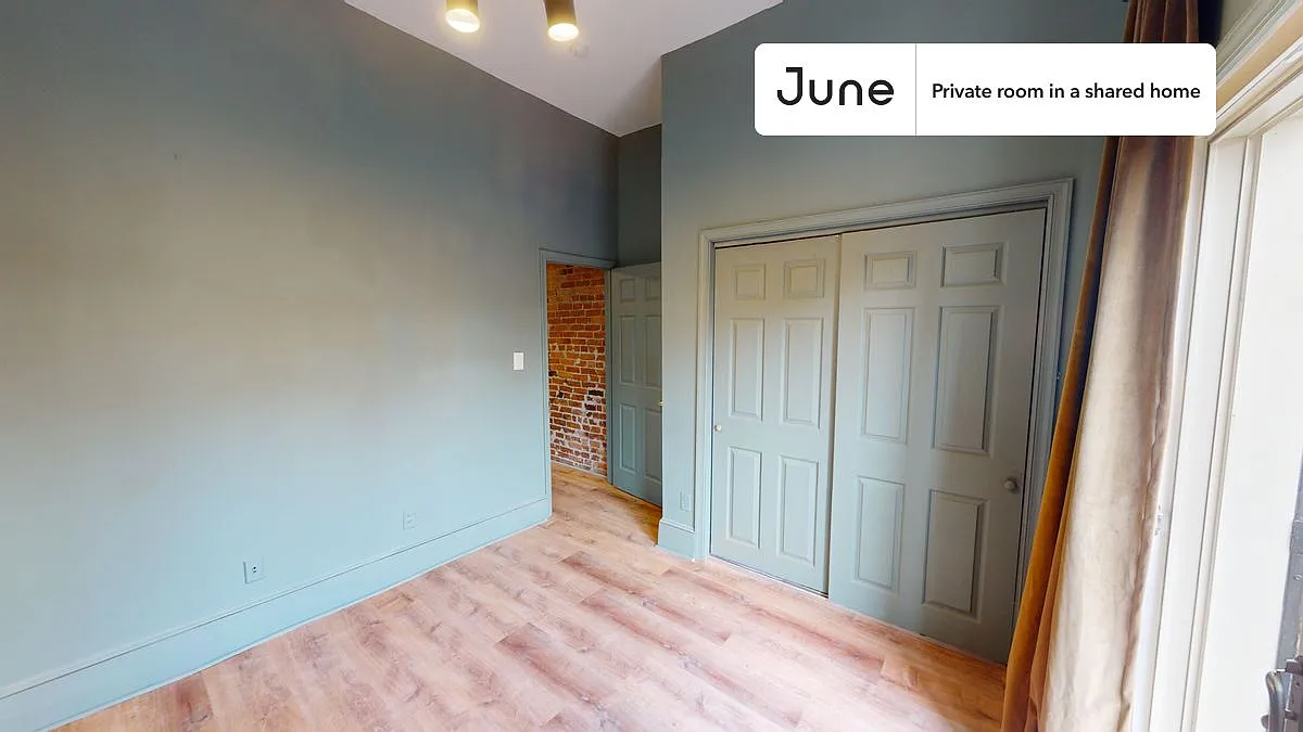 Queen bedroom in 5 bed/2 bath home in Columbia Heights #337 E — Photo 2