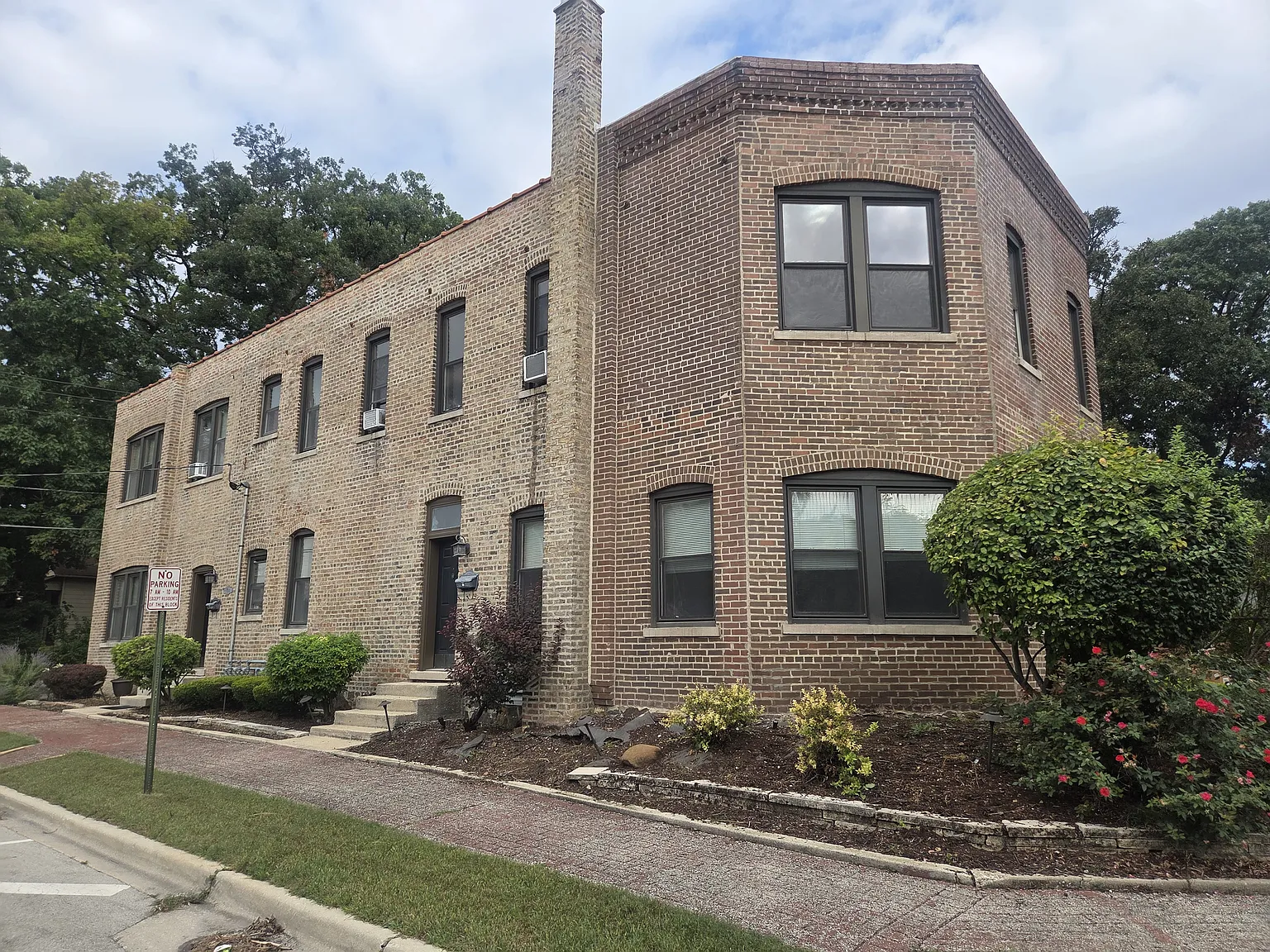 2 bed, 900 sqft, $1,600 — Photo 3