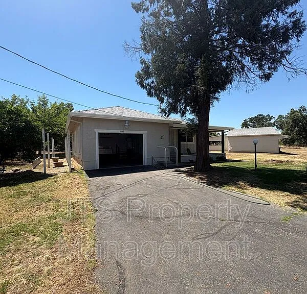 2440 Central Ave #B — Photo 2