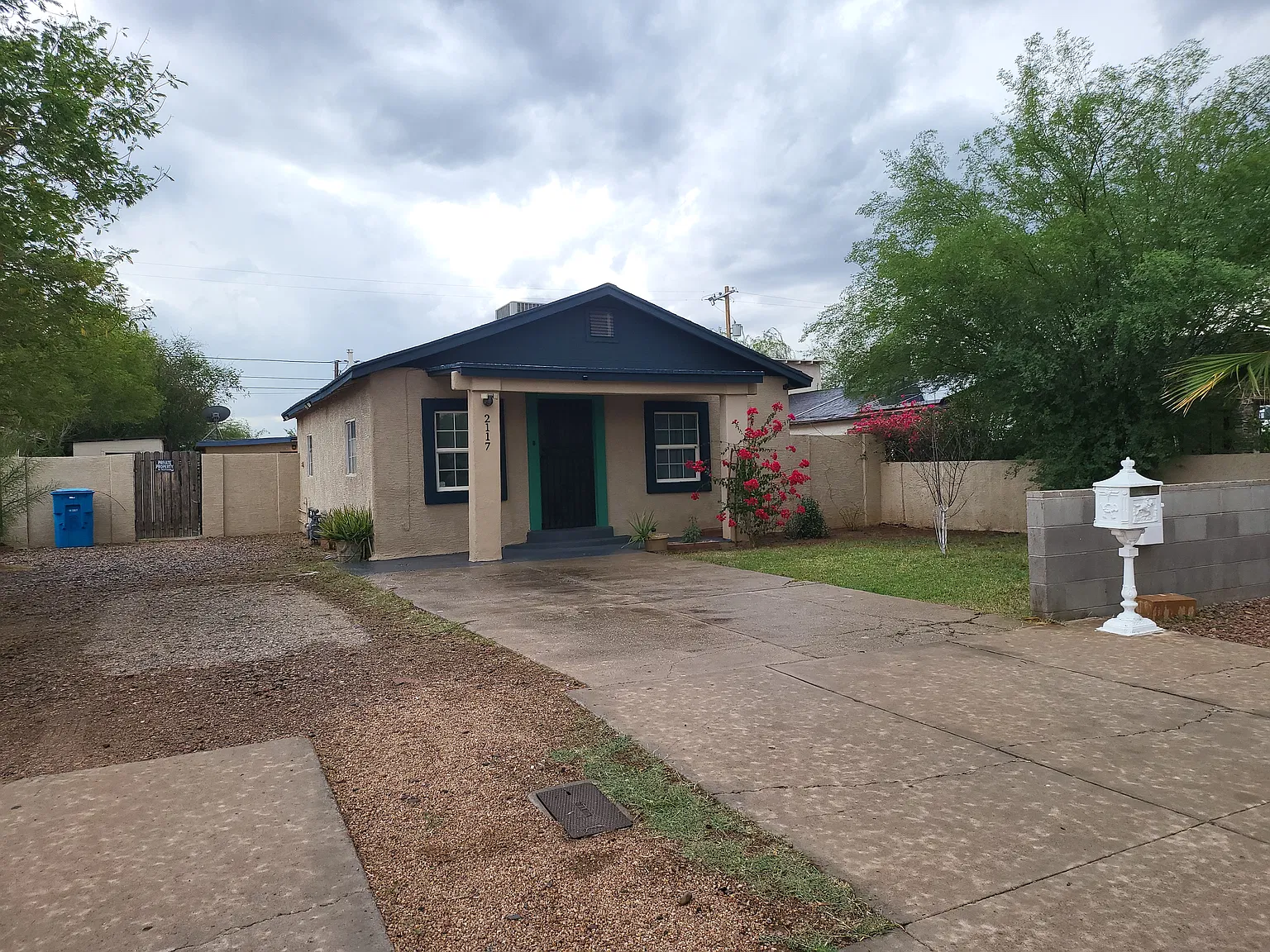 2117 W Hadley St — Photo 3
