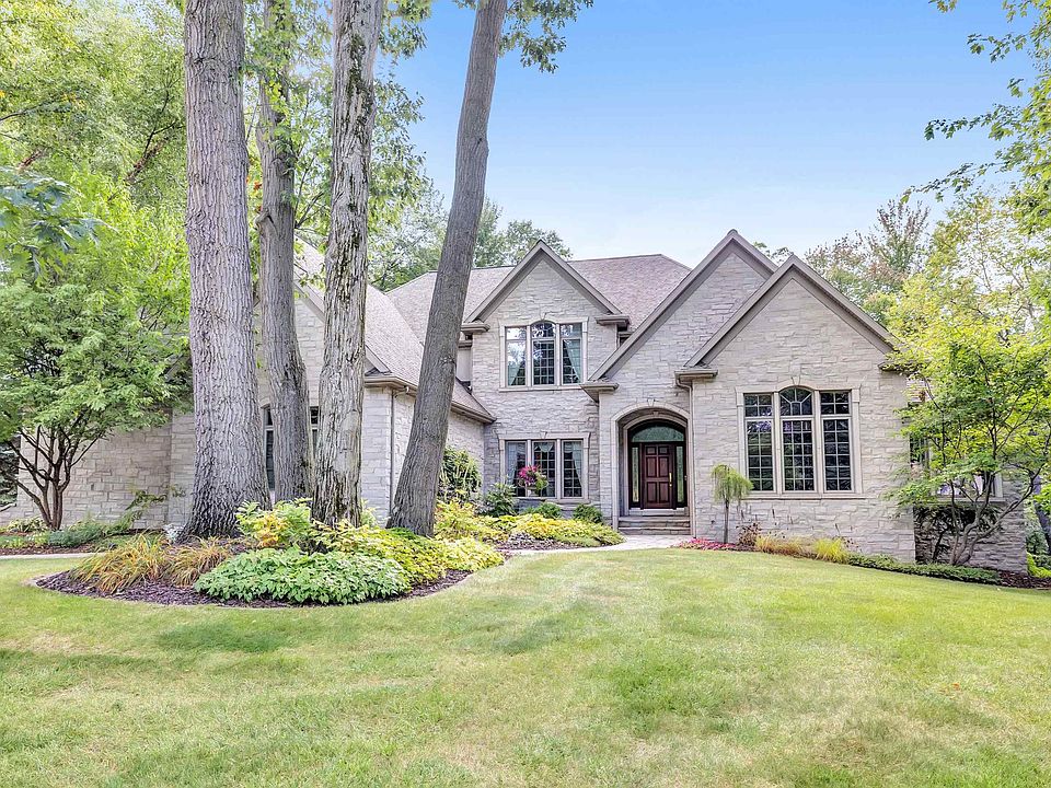 1976 W Telemark Cir, Green Bay, WI 54313 | Zillow