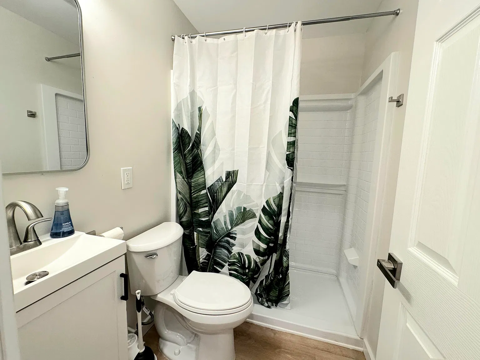 2 bed, 1.0 bath, 890 sqft, $1,200 — Photo 3