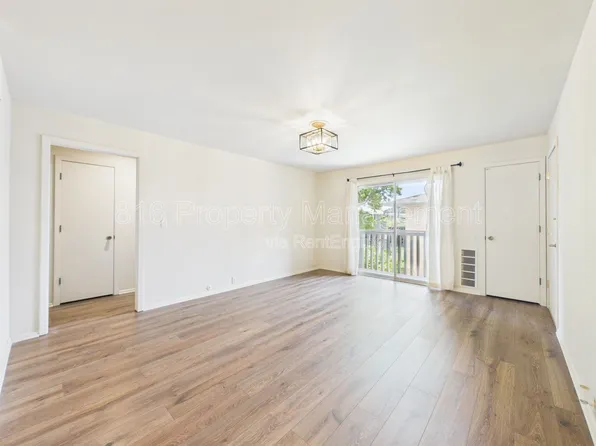 439 W 104th St, Kansas City, MO 64114