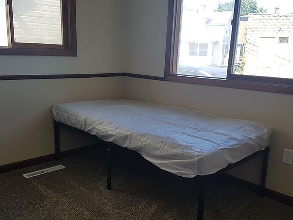 5th image of 1032 Perry St