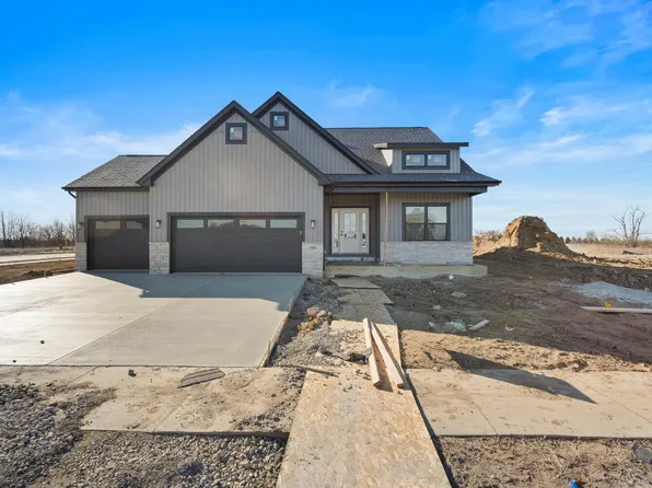 713 Wheatley Dr, Mahomet, IL 61853